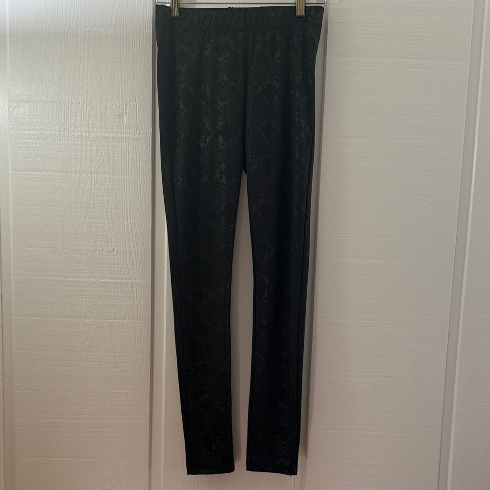 Eight Sixty Black Snakeskin Pattern Leggings. Sz small